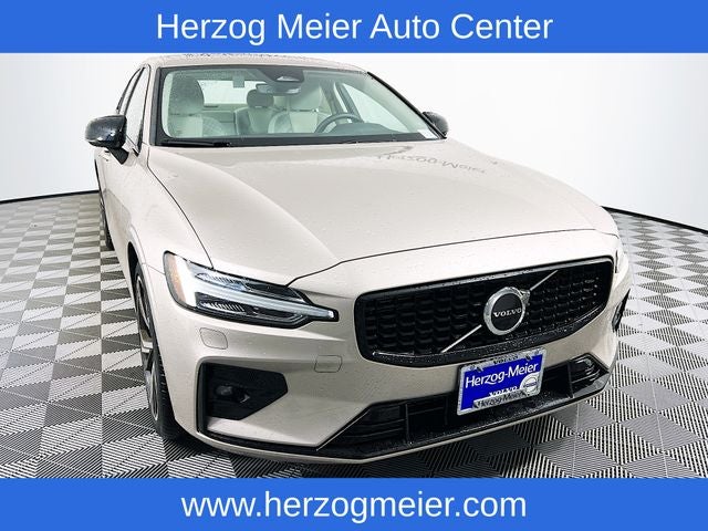 2024 Volvo S60 B5 Core Dark Theme