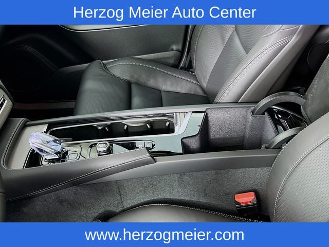 2025 Volvo XC90 B6 Ultra Bright