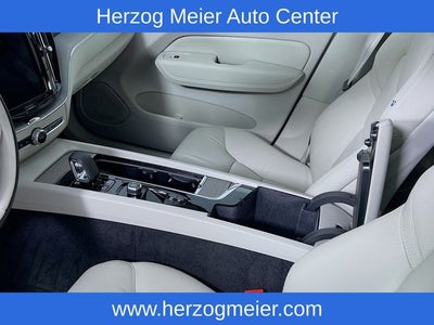 2023 Volvo XC60 B5 Plus Bright Theme