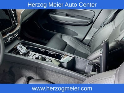 2023 Volvo XC60 B5 Ultimate Dark Theme