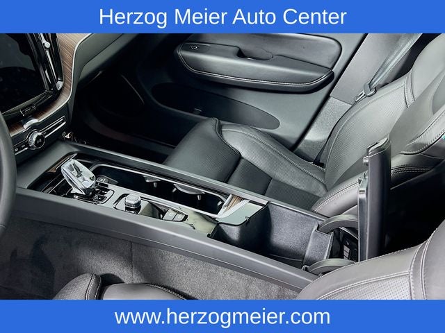 2023 Volvo XC60 B5 Ultimate Dark Theme