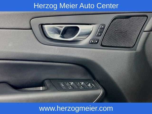 2023 Volvo XC60 B5 Ultimate Dark Theme