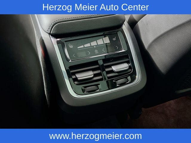 2023 Volvo XC60 B5 Ultimate Dark Theme