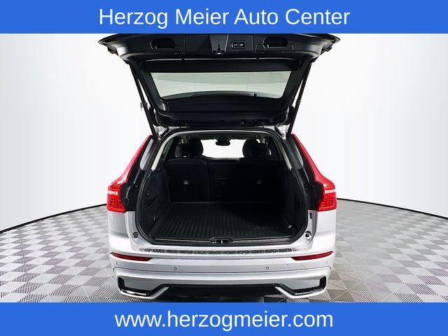 2023 Volvo XC60 B5 Ultimate Dark Theme