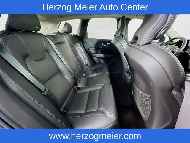 2023 Volvo XC60 B5 Ultimate Dark Theme