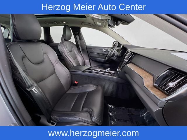 2023 Volvo XC60 B5 Ultimate Dark Theme