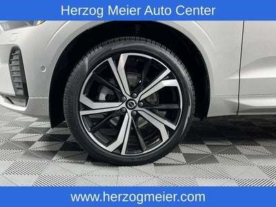 2023 Volvo XC60 B5 Ultimate Dark Theme