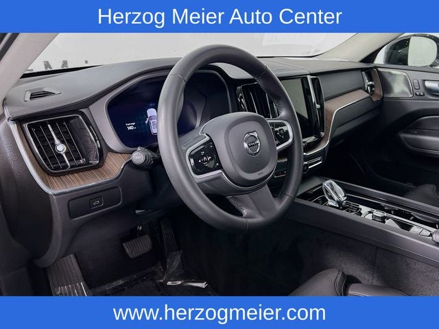 2023 Volvo XC60 B5 Ultimate Dark Theme