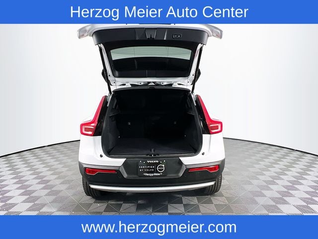 2025 Volvo XC40 B5 Plus Bright Theme