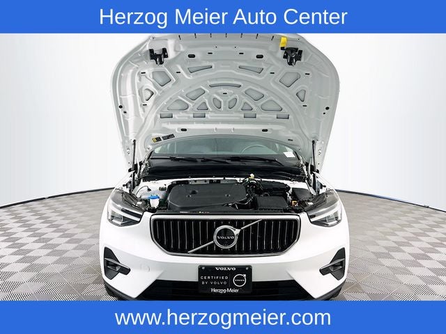 2025 Volvo XC40 B5 Plus Bright Theme