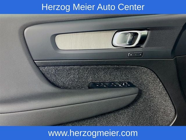 2025 Volvo XC40 B5 Core