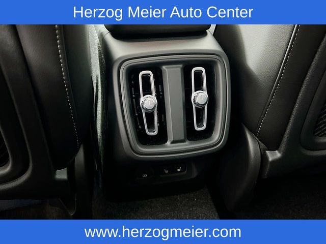 2025 Volvo XC40 B5 Core