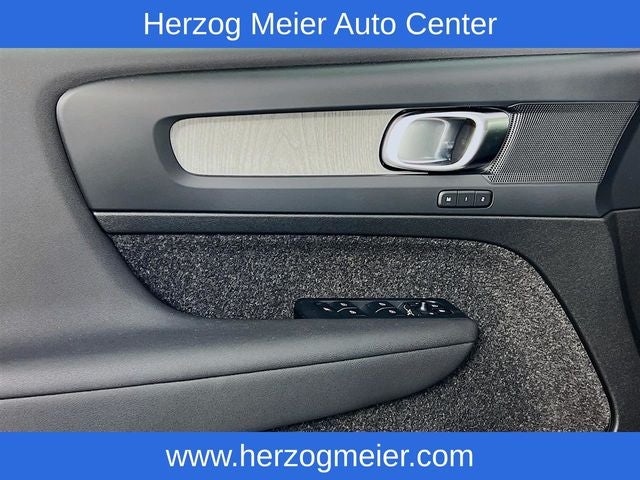 2025 Volvo XC40 B5 Core