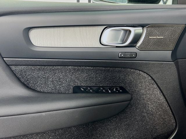 2026 Volvo XC40 B5 Ultra