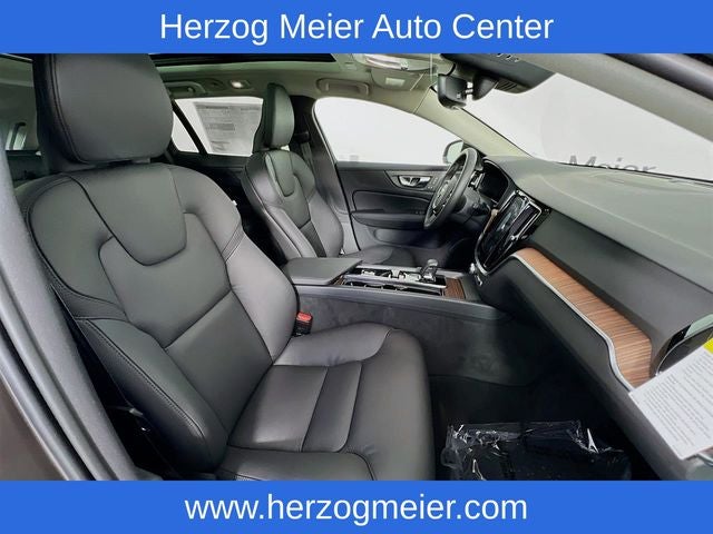 2025 Volvo V60 Cross Country B5 Plus
