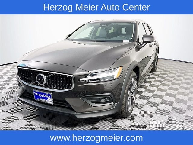 2025 Volvo V60 Cross Country B5 Plus
