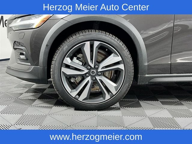 2025 Volvo V60 Cross Country B5 Plus