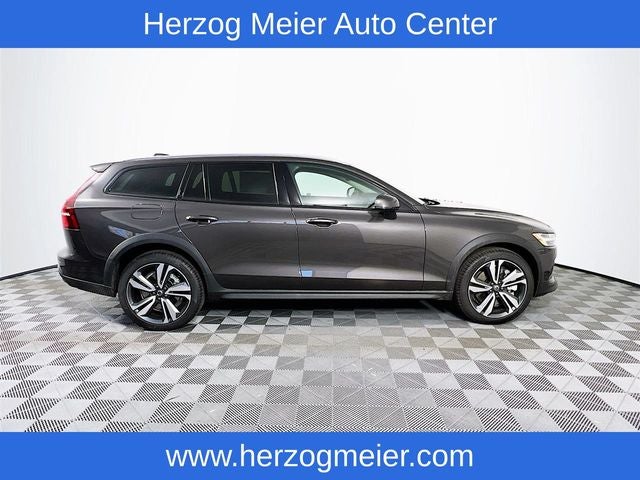 2025 Volvo V60 Cross Country B5 Plus
