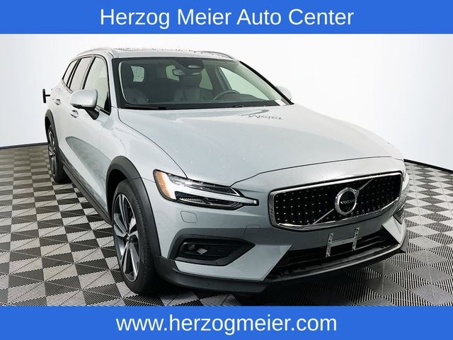 2025 Volvo V60 Cross Country B5 Plus