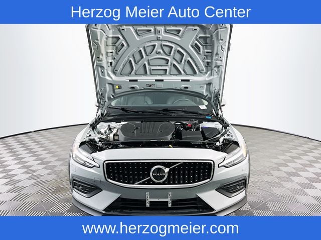 2025 Volvo V60 Cross Country B5 Plus