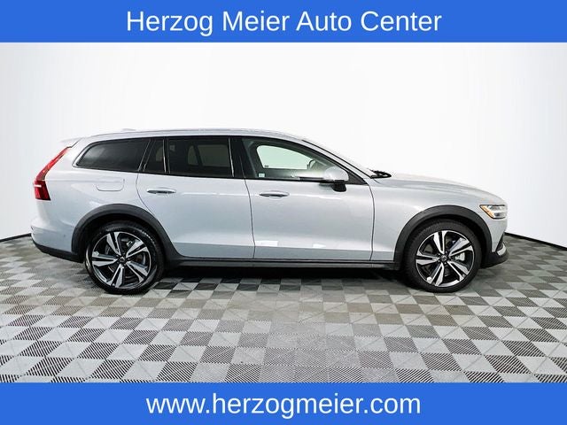 2025 Volvo V60 Cross Country B5 Plus
