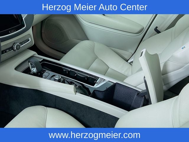 2025 Volvo XC90 B5 Plus