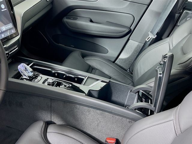 2026 Volvo XC60 B5 Ultra Black Edition